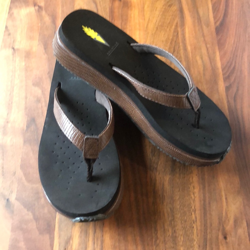NWOT Volatile Wedge Flip Flops